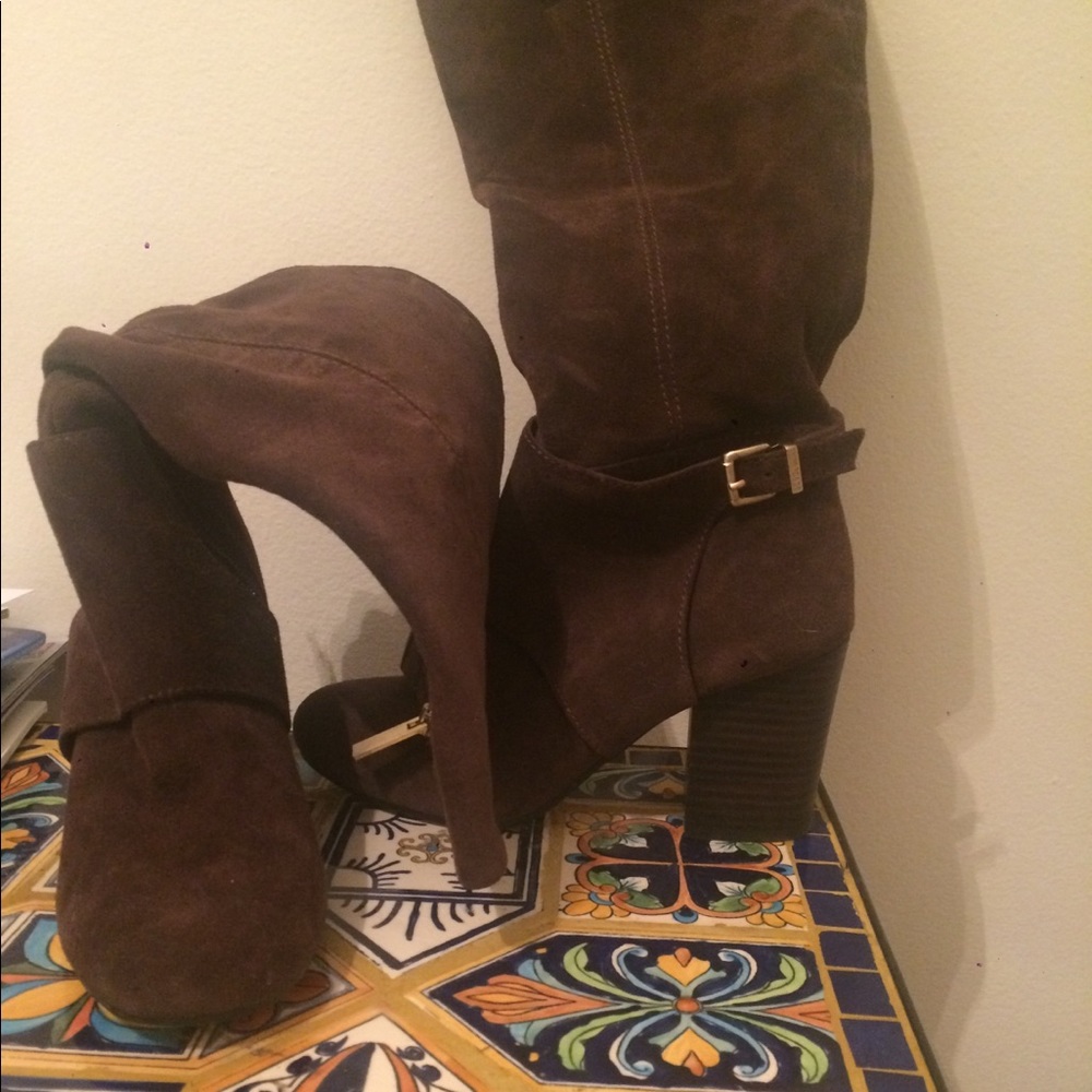 Never worn boots to the knee